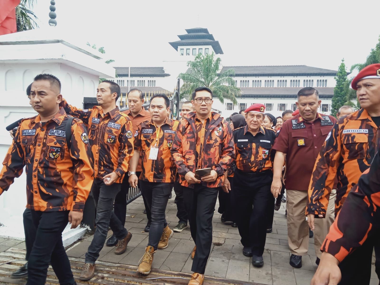 Ridwan Kamil saat mengikuti Apel Siaga Pemuda Pancasila jelang Pemilu di Bandung