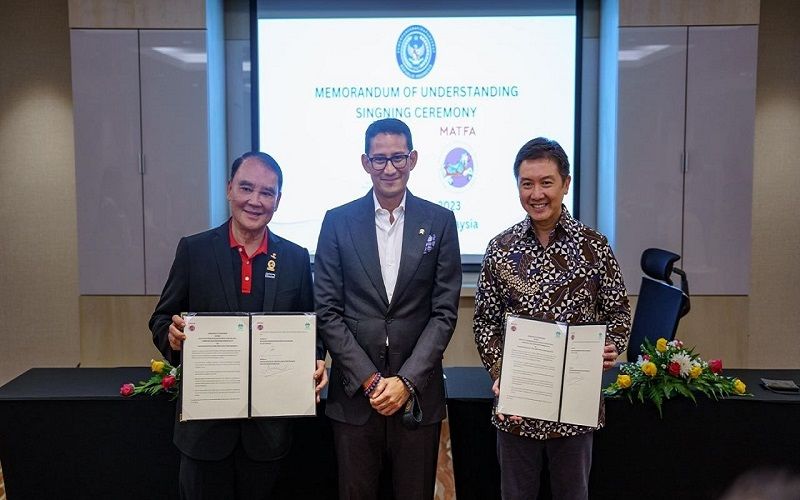 Menparekraf Sandiaga Uno menyaksikan penandatanganan MoU untuk memperkuat kolaborasi Asosiasi Pariwisata RI-Malaysia di Sunway Putra Hotel, Kuala Lumpur, Malaysia, Jumat (17/3/2023).