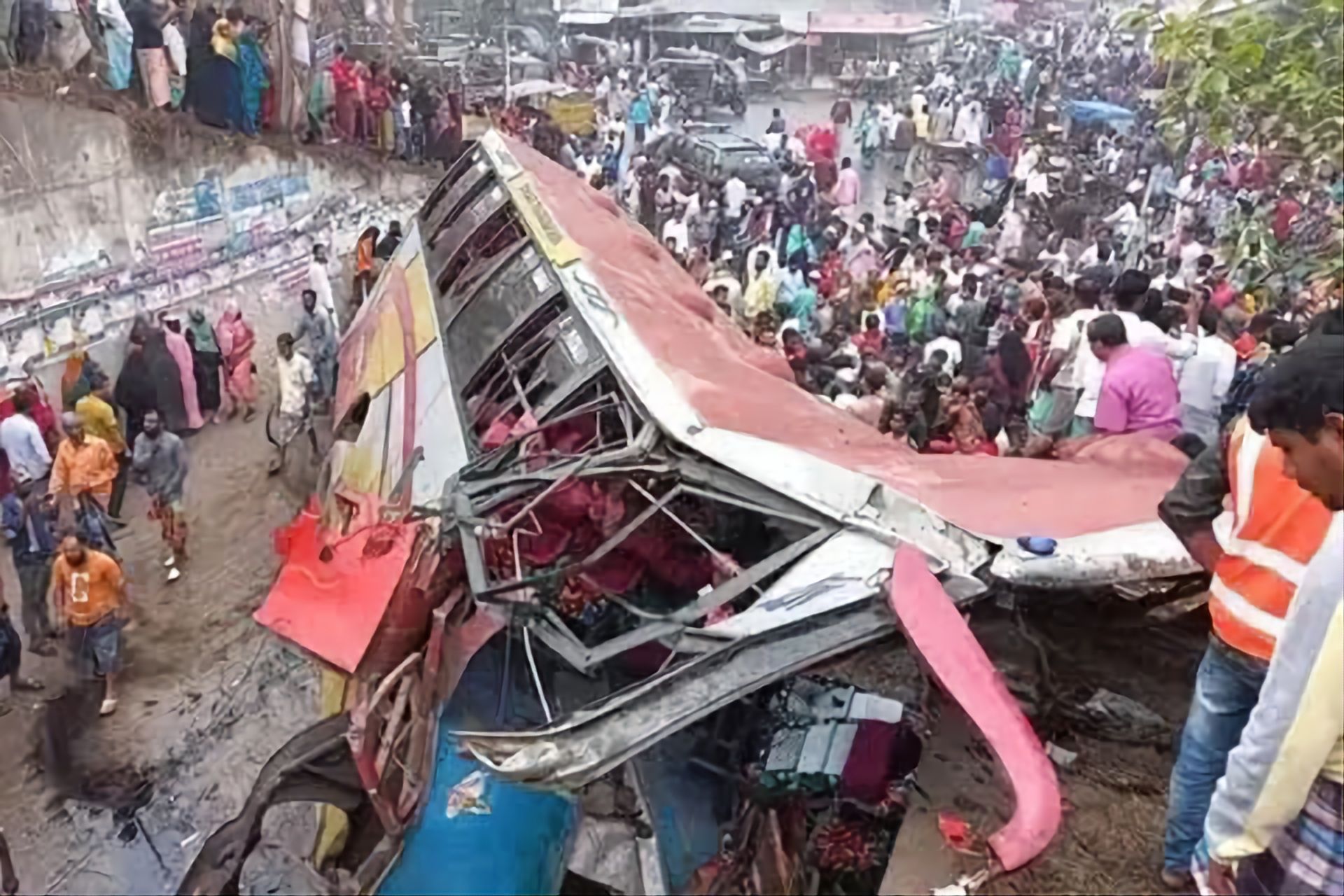 Kecelakaan bus di Bangladesh 