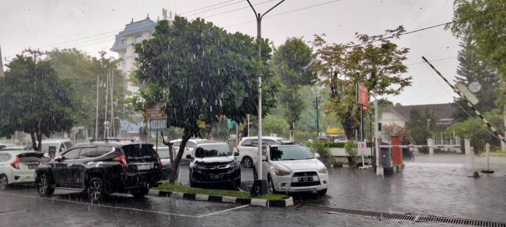 Prakiraan cuaca di Yogyakarta hari ini, Minggu 19 Maret 2023, BMKG menyatakan ada potensi hujan turun di wilayah DIY pada siang - sore hari ini. Cek wilayah di Sleman, Kulon Progo, Kota Jogja, dan lainnya.