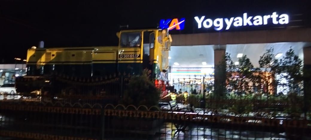Stasiun KAI Yogyakarta kini menerapkan teknologi Face Recognition Boarding Gate merupakan fasilitas layanan boarding yang dilengkapi dengan kamera yang dapat mengidentifikasi dan memvalidasi indentitas seseorang melalui wajah.