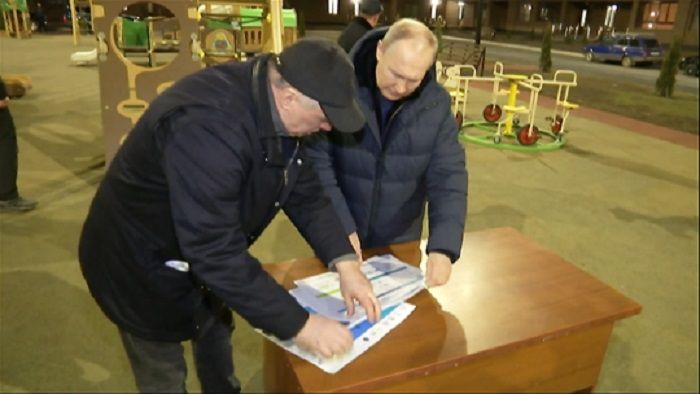 Presiden Rusia Vladimir Putin berkunjung ke Mariupol.*  