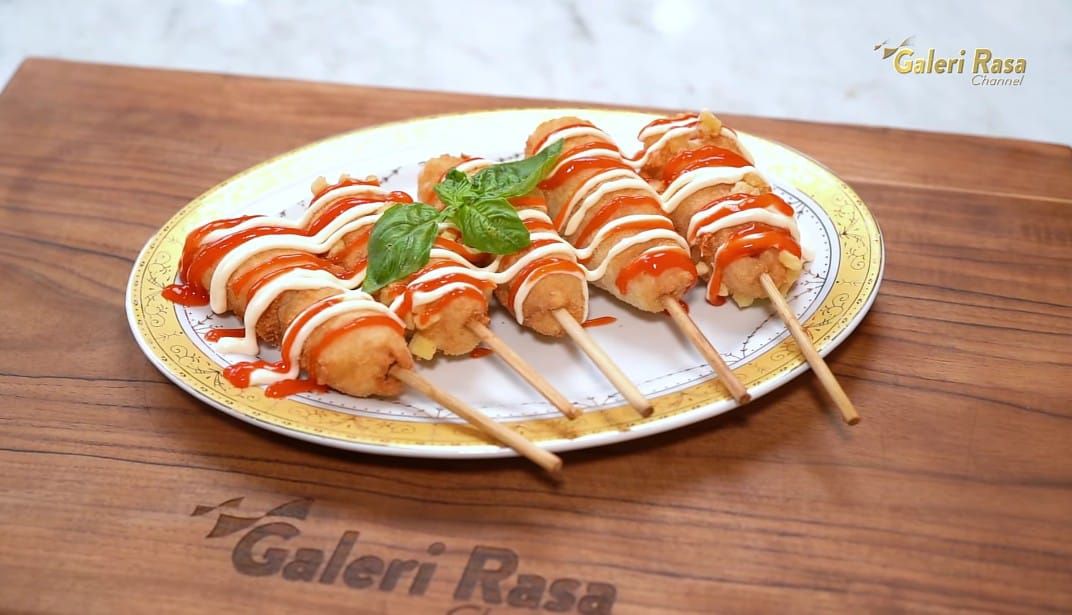 Inilah resep membuat corndog mozzarella yang lumer dan garing. Makanan ini bisa jadi ide jualan di bulan Ramadhan 2023. 