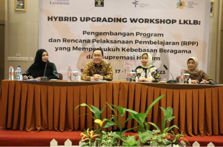 Tenaga Ahli Utama Kantor Staf Presiden RI Prof. Dr. Siti Ruhaini Dzuhayatin, bersama Sri Kurniati Handayani Pane, Matius Ho, dan Guru MAN 1 Malang Ririn Eva Hidayati, saat sesi pembukaan lokakarya Literasi Keagamaan Lintas Budaya, Jumat, 17 Maret 2023. 