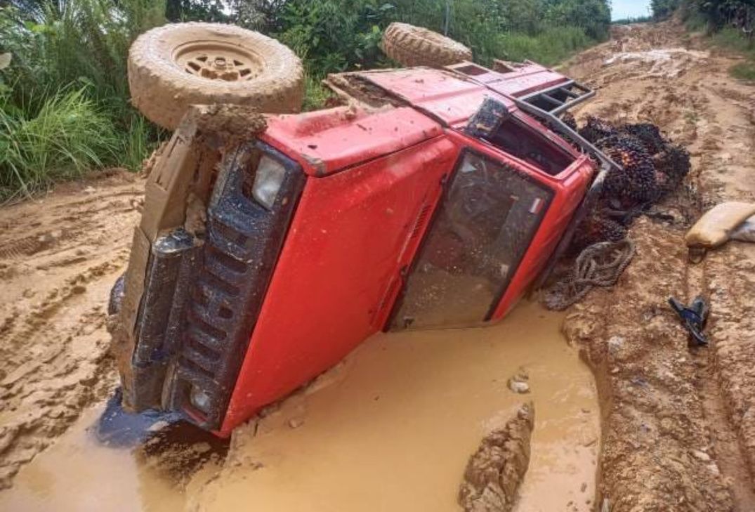 Kendaraan roda empat terbalik usai yang nekad melewati jalan tersebut tanjung bunga