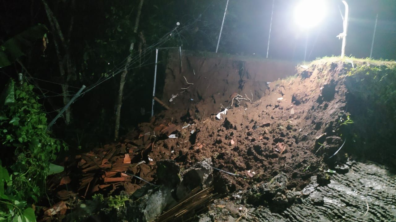 Bangunan mushola dan satu rumah warga ambruk tertimpa material tanah longsor usai diguyur hujan deras pada Sabtu malam di Cicurug Sukabumi.