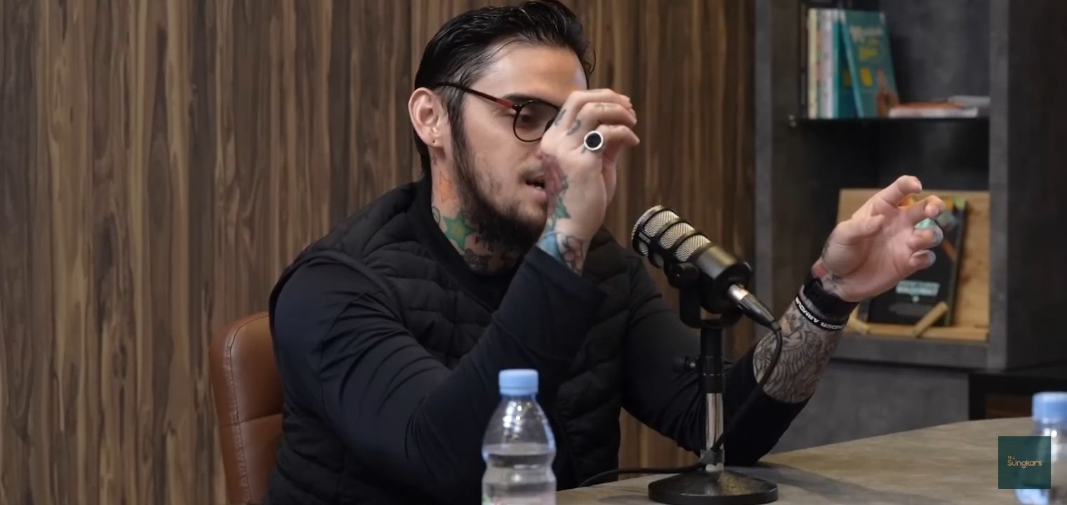 Andhika Gumilang saat menceritakan pengalamannya di podcast The Sungkars
