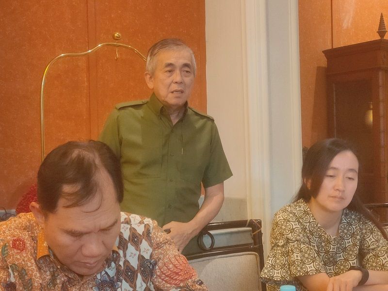 Bambang Haryo (kiri), mantan anggota DPR RI dari Surabaya mengugkap dugaan raibnya uang arisan pendekar karate Rp11 miliar