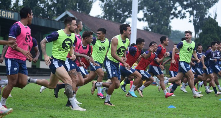 Persib Bandung gelar latihan ringan di Pusdikpom Cimahi sebelum berangkat ke Stadion Pakansari, Cibinong Bogor, Minggu 19 Maret 2023