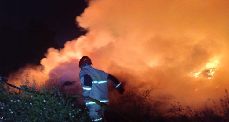 Kebakakaran lahan tumpukan sampah di Kampung Balong, Desa Waluya, Kecamatan Cicalengka, Kabupaten Bandung malam hari ini Minggu, 19 Maret 2023