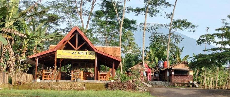 Rumah Makan Ma'nioh Kabupaten Kuningan Jawa Barat.