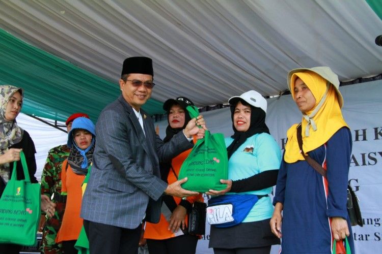 Bupati Bandung, Dadang Supriatna, masrahkeun paket sembako.