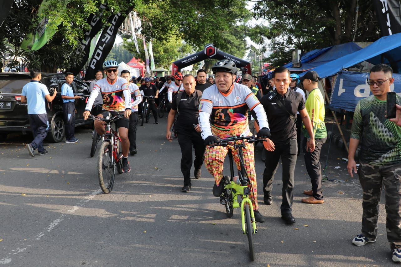 Gubernur Lampung Arinal Djunaidi melepas sekaligus mengikuti Sepeda Santai 17 K dan 4 K pada acara puncak HUT Ke-59 Provinsi Lampung pada Minggu, 19 Maret 2023. 