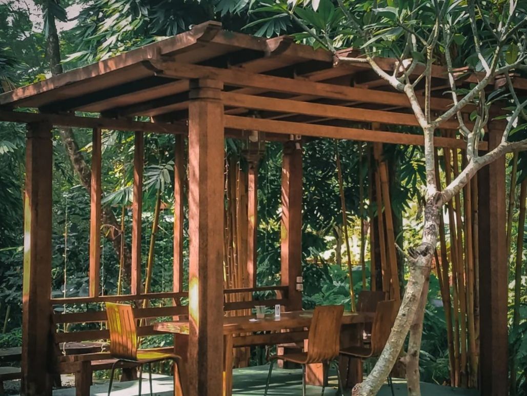 Salah satu spot makan di tempat wisata kuliner Selaras Cafe Ciamis yang menyajikan masakan Sunda dengan nuansa asri, bikin kaponyoan, bisa untuk list tempat bukber.*/Instagram/@selarascafe