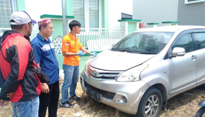 Petugas dari Polres Tasikmalaya IPTU Irman Soleh bersama dengan Tim identifikasi sedang melakukan identifikasi mobil Avanza Silver yang diparkir di lapang Parkir belakang KUA Cipedes, Minggu 19 Maret 2023 