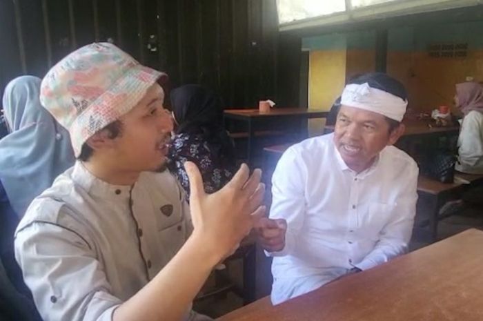 Dedi Mulyadi dan guru yang dipecat akibat komentar "maneh" di unggahan Instagram Gubernur Jabar, Ridwan Kamil. 