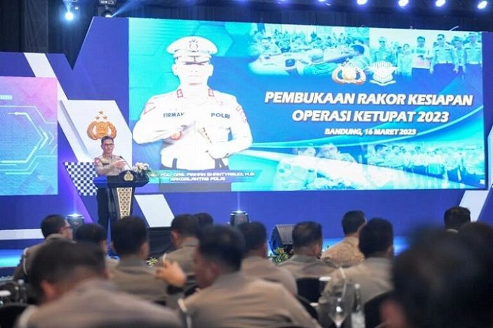 Kakorlantas Polri, Irjen Pol Firman Shantyabodi mengungkapkan arahan tentang jalur mudik ini, saat membuka rapat persiapan operasi ketupat, di Trans Luxury Hotel, Bandung, Kamis 16 Maret 2023.