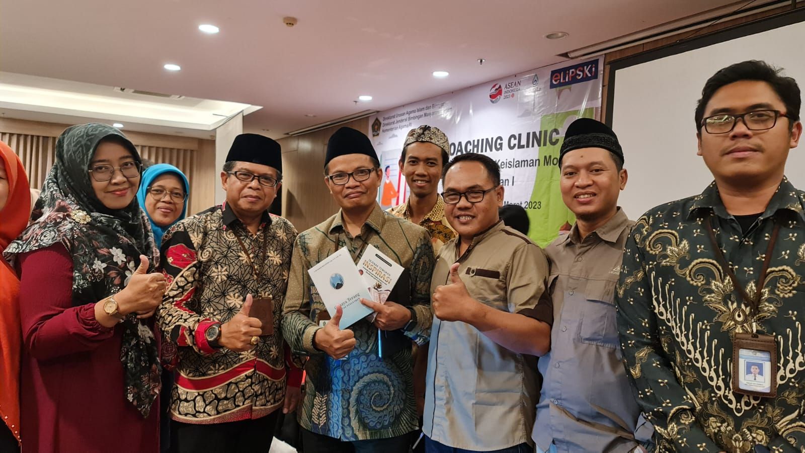 Direktur Urusan Agama Islam dan Pembinaan Syariah Kemenag RI berfoto bersama pejabat Kemenag dan peserta Coaching Clinic Penulis Naskah Keislaman Moderat