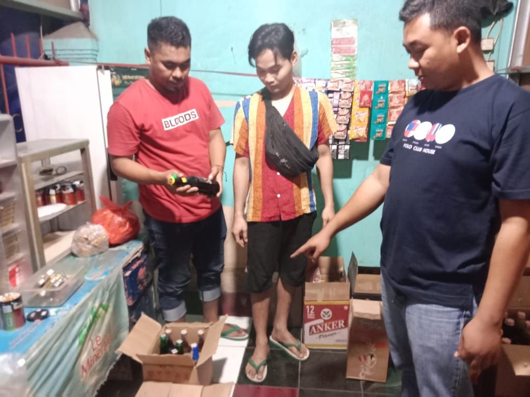 Satnarkoba Polres Indramayu Menyita Ratusan Botol Minuman Keras dari salah satu Pedagang Berkedok Warung Sembako 
