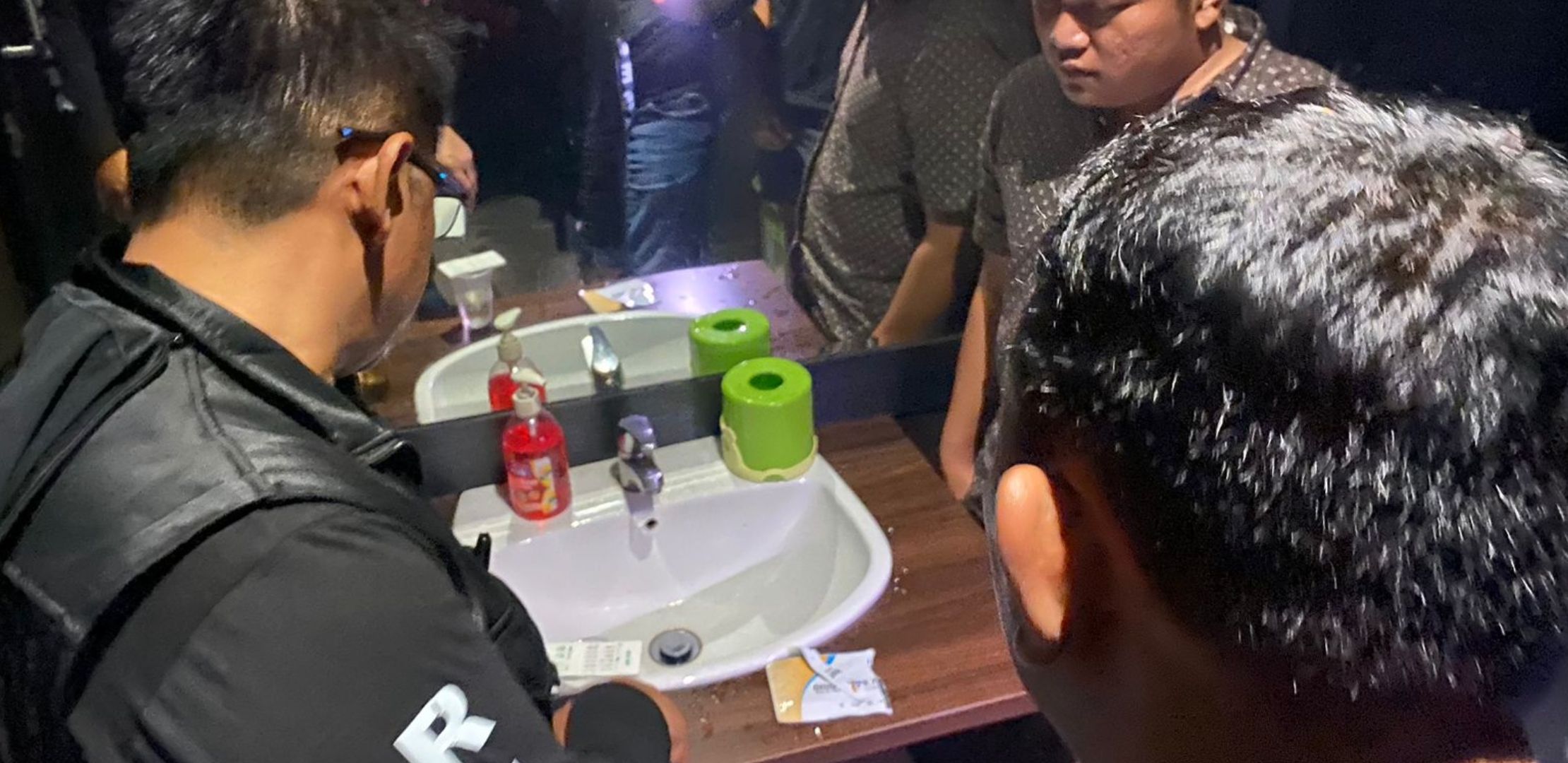 Personel kepolisian Polres Karawang lakukan test urin kepada pengunjung tempat hiburan malam
