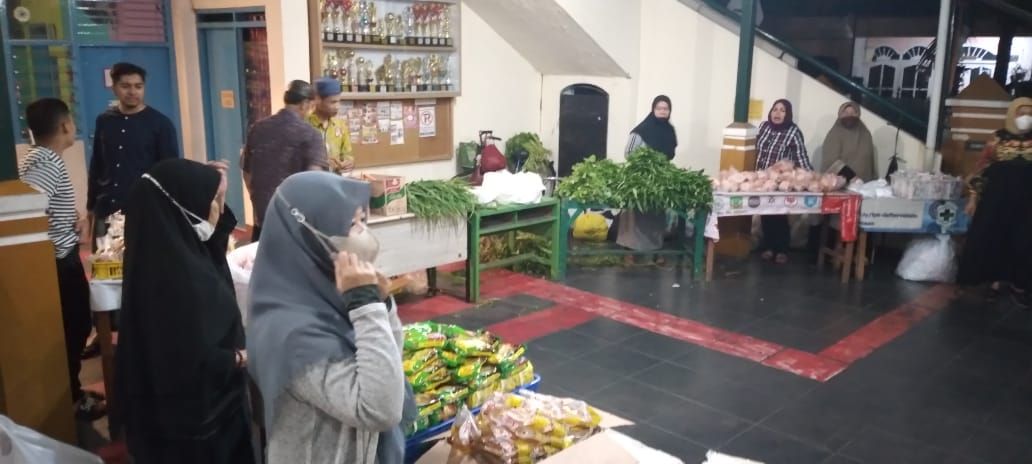 panitia Pasar Gratis Masjid Al Ikhwan Siap siap melayani jemaah, Minggu 19 Maret 2023