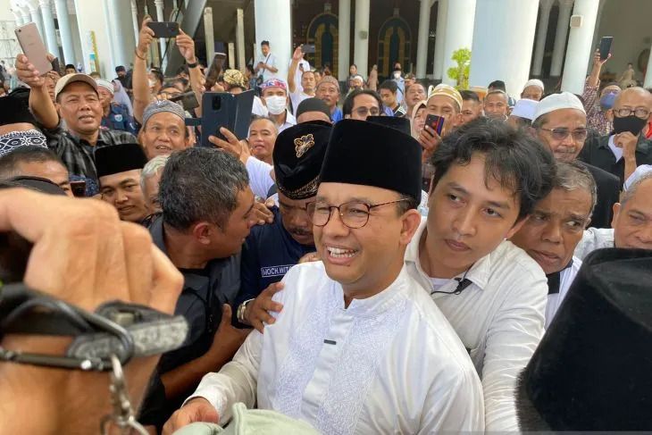 Bakal calon presiden Anies Baswedan menyapa jamaah seusai menunaikan ibadah Shalat Jumat di Masjid Al Akbar Surabaya, Jumat 17 Maret 2023
