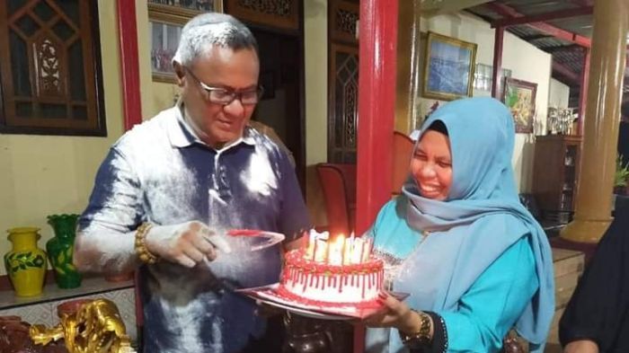 Hj.Rahmawati Muhammad saat merayakan ulang tahun suaminya Wakil Wali Kota Tidore Kepulauan Muhammad Sinen di Kediamannya Kelurahan Rum Kecamatan Tidore Utara Kota Tidore Kepulauan