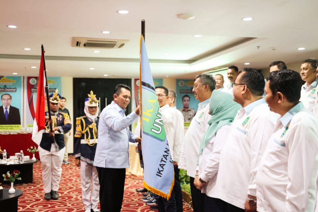 Gubernur Kepri Ansar Ahmad melantik Wakil Wali Kota Batam Amsakar Achmad sebagai Ketua IKA UNRI Batam.