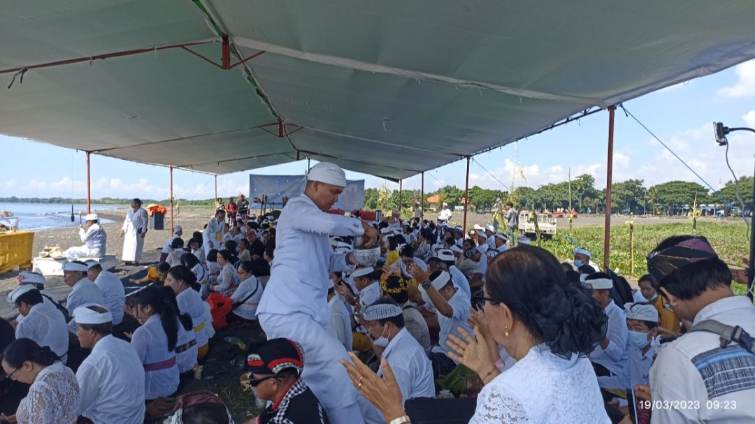 Upacara Melasti di Pantai Marina Boom berjalan dengan khidmat