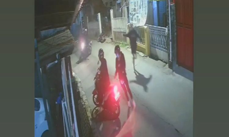 Seorang pemotor dikejar rombongan motor lainnya yang disangka begal, ternyata hanya salah paham.