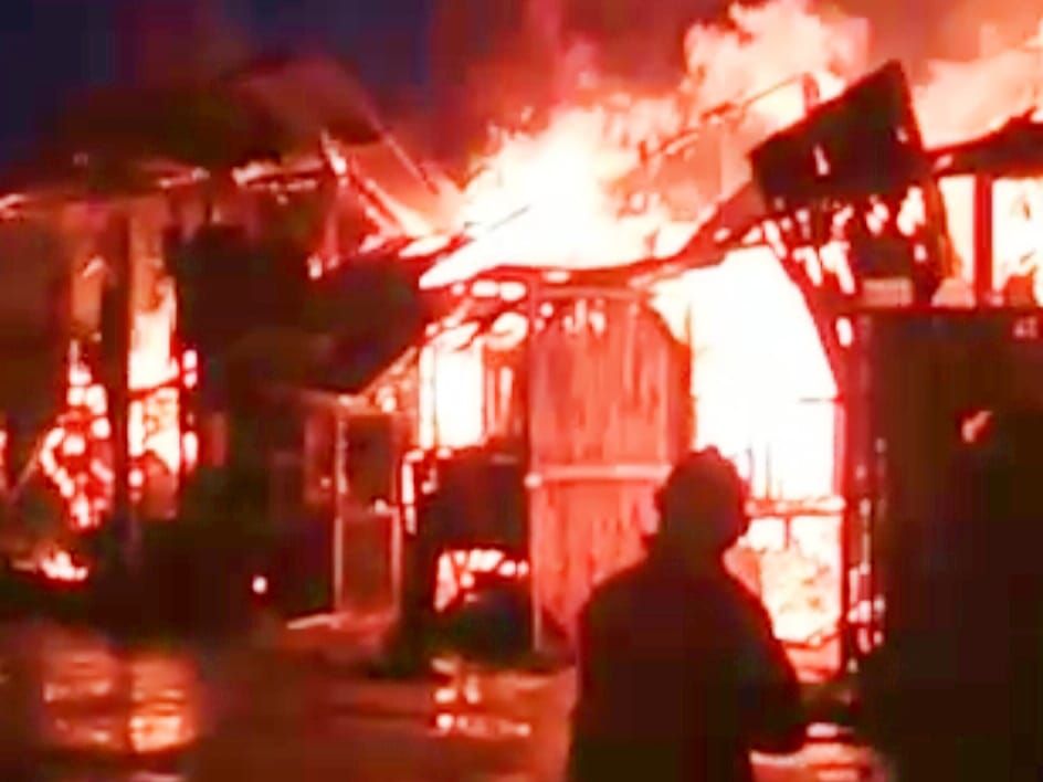 Api dengan lahap terlihat membakar sejumlah bangunan yang berada di Kompleks Pasar Cikurubuk Kecamatan Mangkubumi Kota Tasikmalaya, Minggu 19 Maret 2023 malam.*