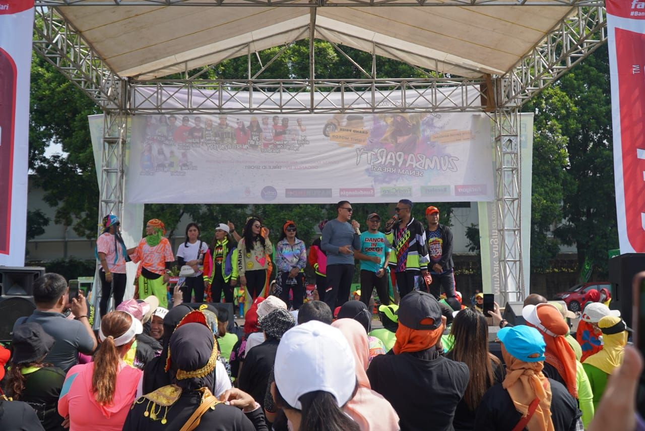 SESEPUH Jawa Barat Iwan Bule saat mengikuti Zumba Party di Halaman Lotte Mart di Jalan Soekarno Hatta, Kota Bandung pada Minggu 19 Maret 2023