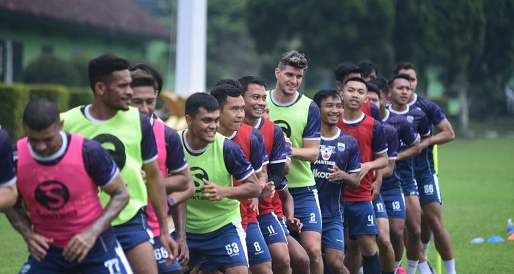Daftar nama pemain Persib Bandung yang dibawa Luis Milla ke Stadion Pakansari lawan Dewa United, Senin 20 Maret 2023
