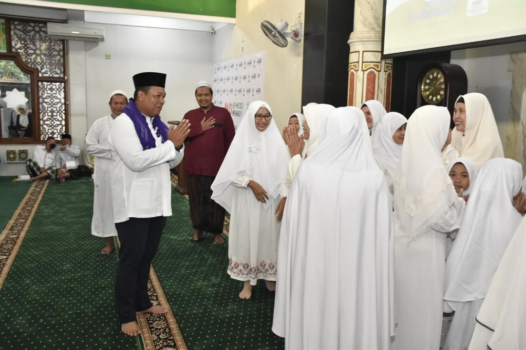 Pangdam V Brawijaya Mayjen TNI Farid Makruf saat menghadiri wisuda santriwan dan santriwati Pesantren Subuh di Masjid Al-Muhajirin, Kebraon, Surabaya pada Minggu, 19 Maret 2023.