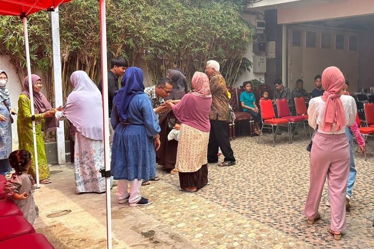 Tradisi Munggahan yang diisi dengan kegiatan berkumpul saling memaafkan secara khusus tidak ada hadist shahih, namun dikalangan masyarakat Indonesia khususnya di Jawa Barat sebelum memasuki bulan Ramadan selalu dilaksanakan.