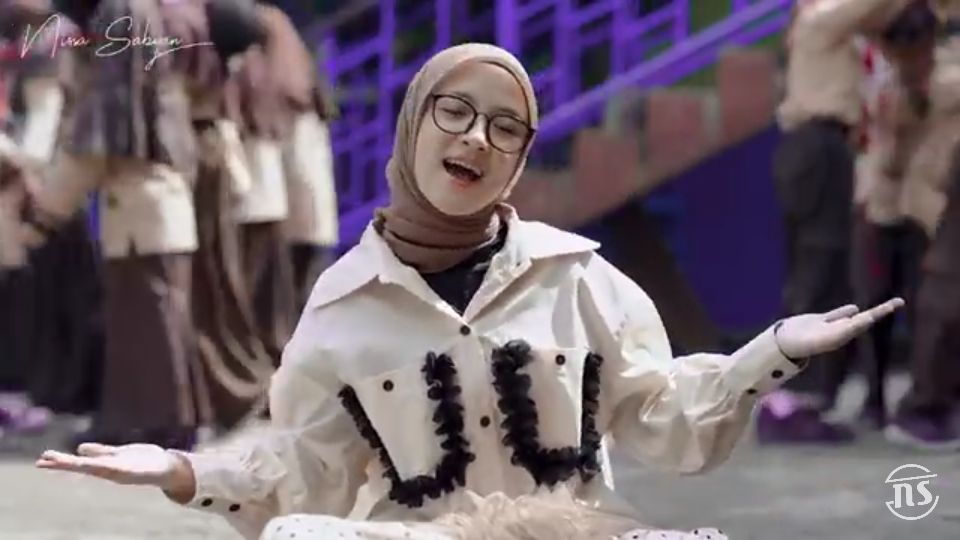 Ilustrasi terkait Nisa Sabyan saat menyanyikan lirik lagu Syarat Sah Puasa, lagu religi yang enak didengar dan mengedukasi.