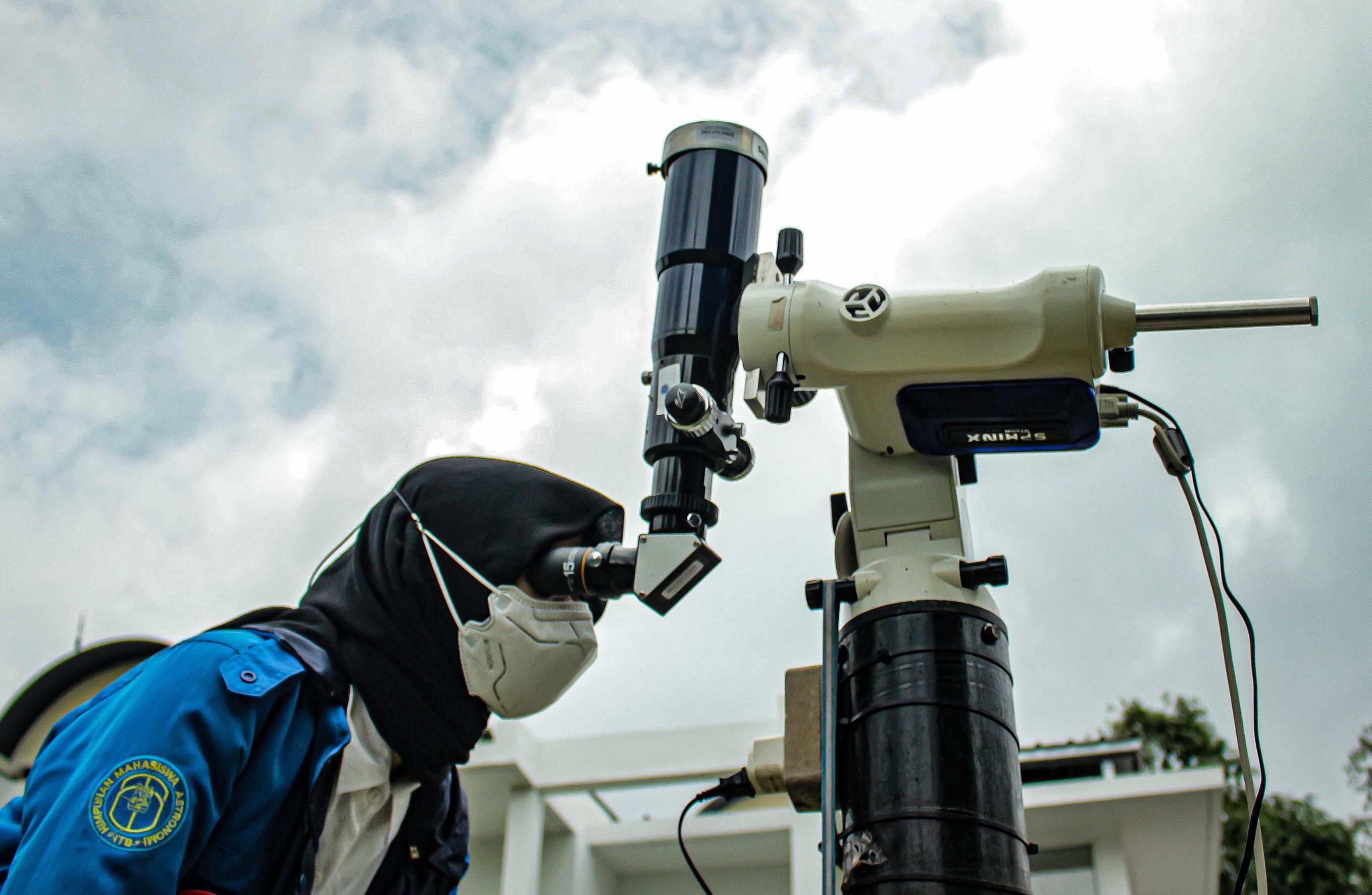 SEORANG Mahasiswa Astronomi ITB saat memantau pergerakan matahari di Kawasan Observatorium Bosscha, Jalan Peneropongan Bintang, Lembang, Kabupaten Bandung Barat. Pemerintah Indonesia hingga saat ini belum menetapkan keputusan terkait awal puasa Ramadhan 2023. Perkiraan awal puasa 2023 didasarkan pada Kalender Hijriah Indonesia Tahun 2023 Masehi yang diterbitkan Kemenag RI, yaitu akan jatuh pada tanggal 22-23 Maret 2023.*