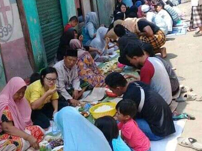 Masyarakat Bogor tengah melakukan cucurak, tradisi menjelang puasa Ramadhan.