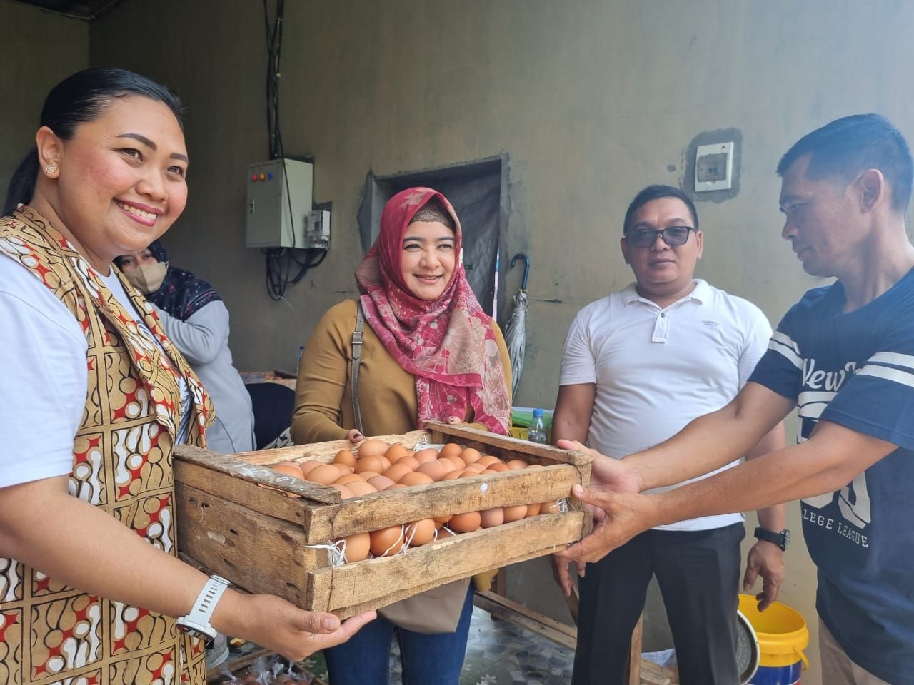 Anggota Komisi IX DPR RI Fraksi PDI Perjuangan Dr. Dewi Aryani, M.Si melaksanakan kegiatan panen telur perdana di Desa Kedungkelor Kecamatan Warureja Kabupaten Tegal, Minggu 19 Maret 2023