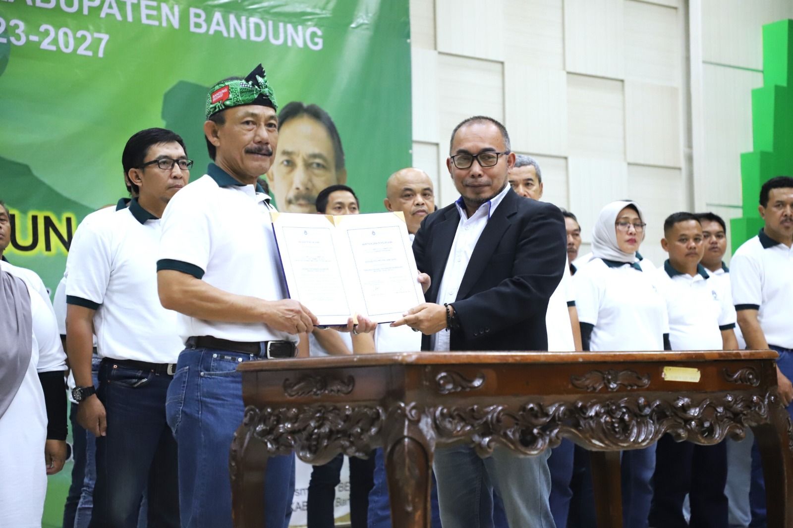 Rudie Kusmayadi (kiri) saat menerima SK penarikan ketua Askab PSSI Kabupaten Bandung periode 2023-2027 dari perwakilan  ketua Asprov Jabar, Sabtu 18 Maret 2023. 