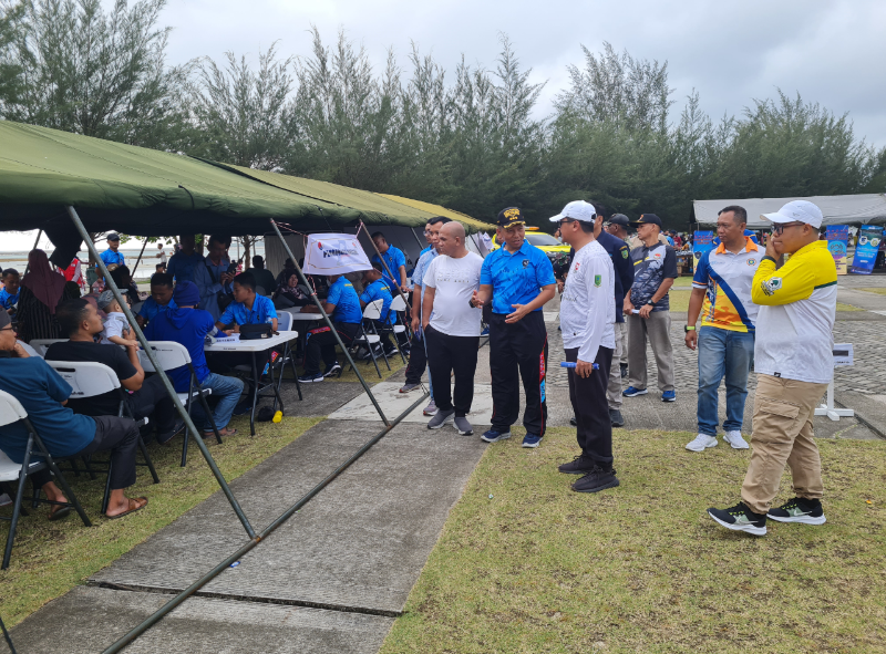 Danlanud RSA bersama Sekda Natuna, Pimpinan DPRD dan Pimpinan FKPD Natuna saat meninjau pengobatan gratis TNI AU di Pantai Piwang-f/istimewa