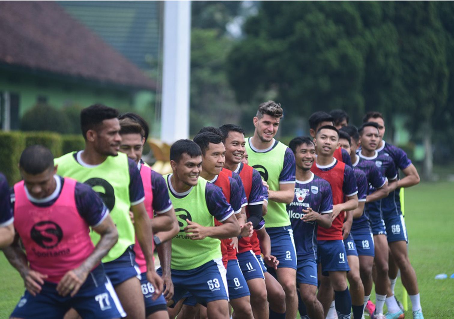 TIM Persib Bandung sedang melakukan latihan  di lapangan Pusdikpom, Cimahi, belum lama ini. 