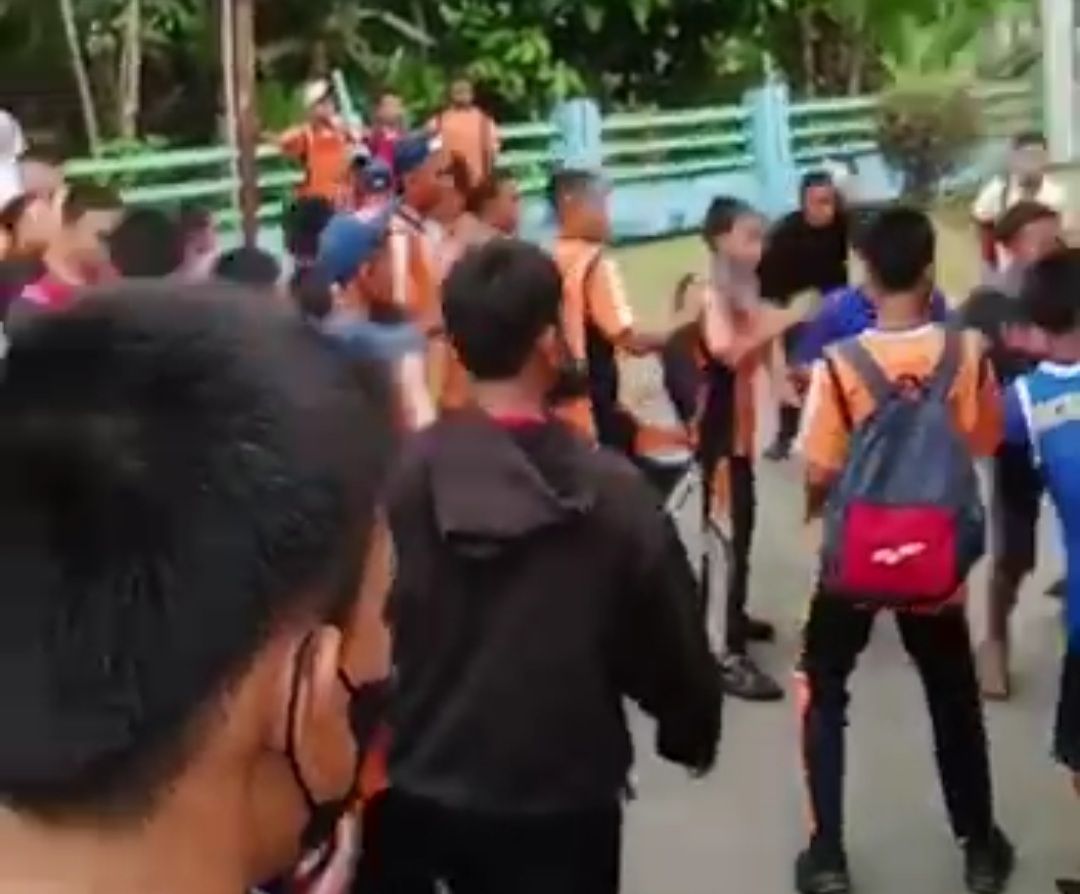 Tawuran antar pelajar SMP yang terjadi di Kota Lbuklinggaau.