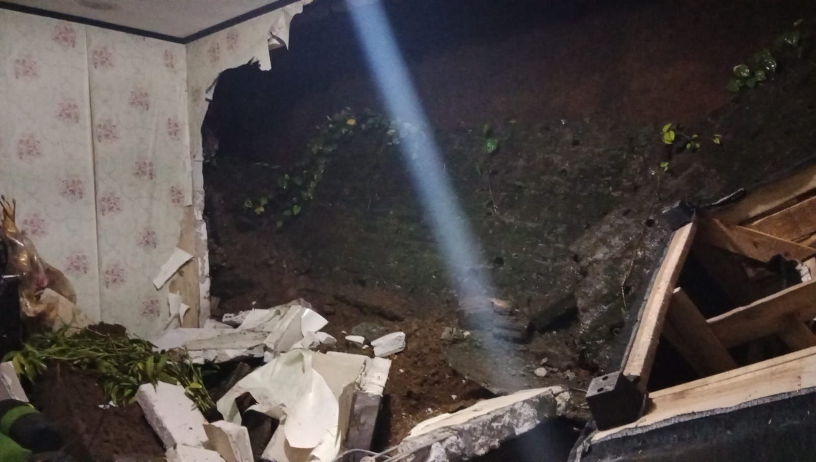 TPT Longsor Rusak Rumah Warga Desa Benda Sukabumi, Tiga Orang Luka-luka