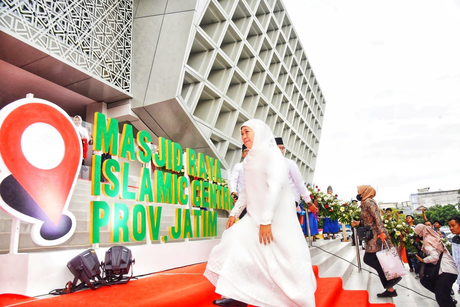 Gubernur Jawa Timur Khofifah saat memasuki masjid raya Islamic Center 