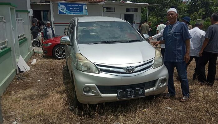 Warga BRP Panglayungan saat mlihat mobil Avanza silver yang diparkir orang misterius di lapang perkir belakang kantor KUA Cipedes Kota Tasikmalaya