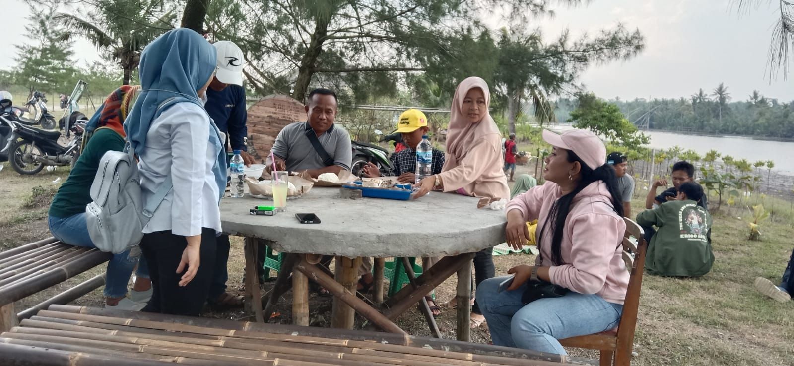 Pengunjung dari Tasikmalaya dan Pangandaran sedang makan bersama saat munggahan di tempat wisata Tanjung Cemara Kabupaten Pangandaran.*