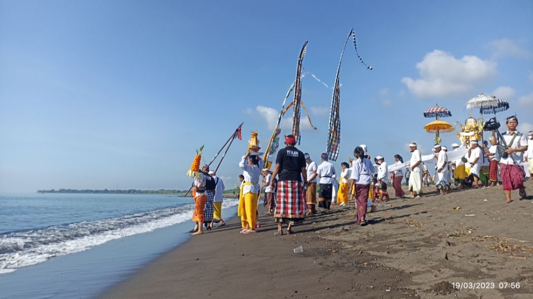 Umat Hindu Kecamatan Banyuwangi melangsungkan upacara Melasti di Pantai Marina Boom