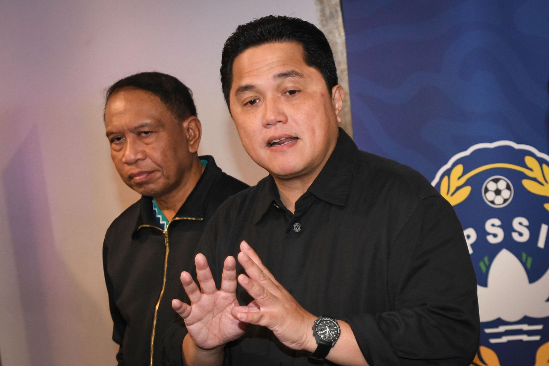Ketua Umum PSSI Erick Thohir (kanan) didampingi Wakil Ketua Umum PSSI Zainudin Amali (kiri).