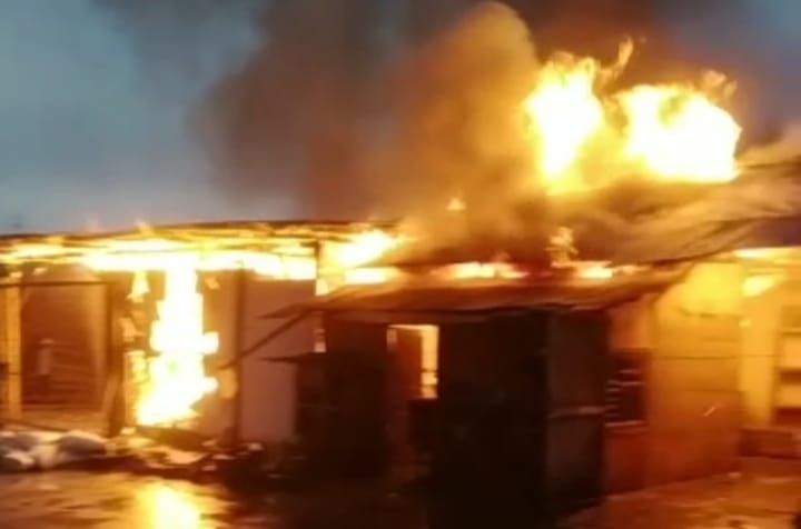 Kebakaran di Kompleks Pasar Cikurubuk Kecamatan Mangkubumi Kota Tasikmalaya, Minggu 19 Maret 2023 petang.*/Tangkapan layar video warga